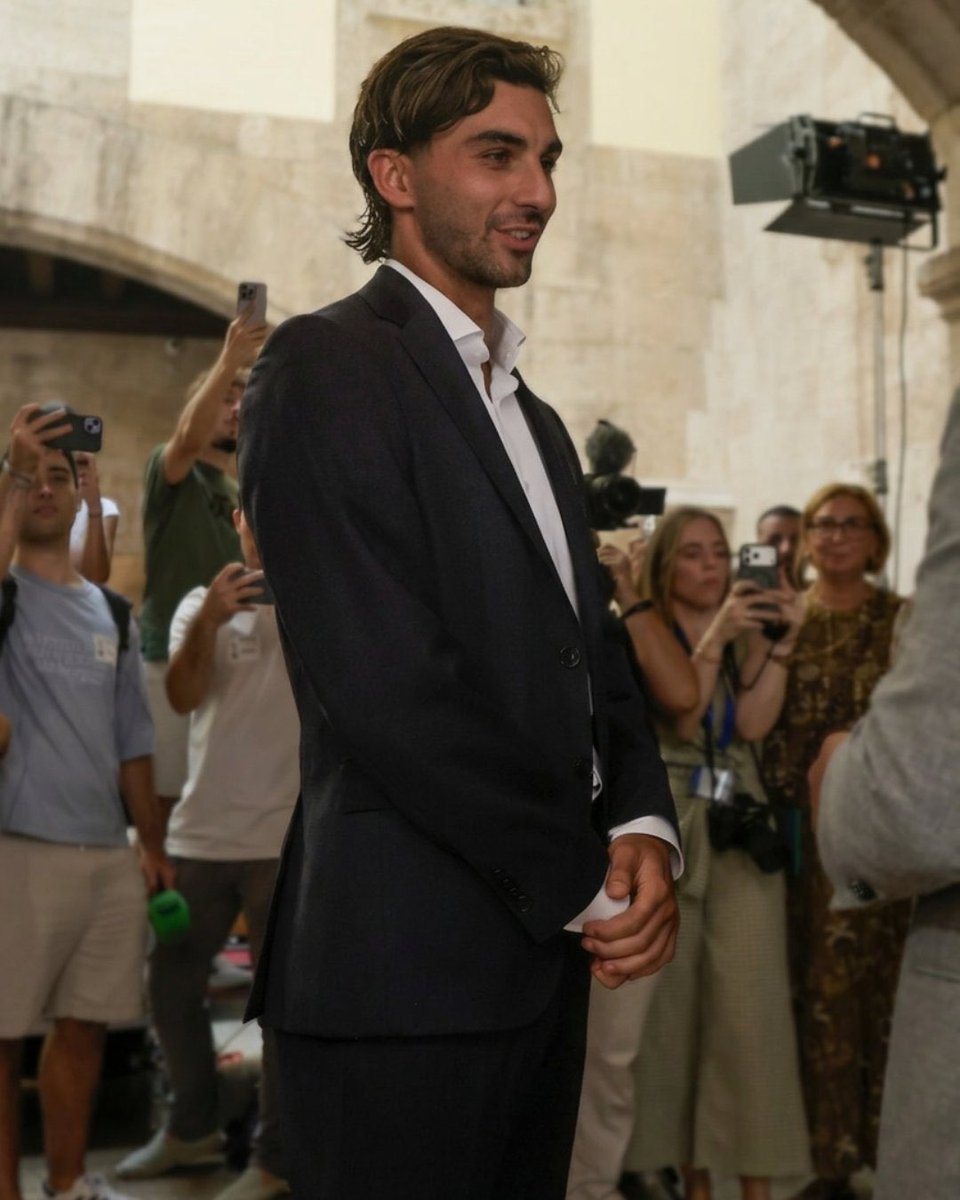sunshineferri's tweet photo. nunca me cansaré de repetir la gran persona que es, tiene un corazón de oro que no le cabe en el pecho. Ojalá la gente viera todo lo bueno que hace por las personas, el medioambiente y los animales no solo sus errores. Te mereces todo lo bonito del mundo, Ferran Torres García.🤍 https://t.co/Pvn49YK9RS