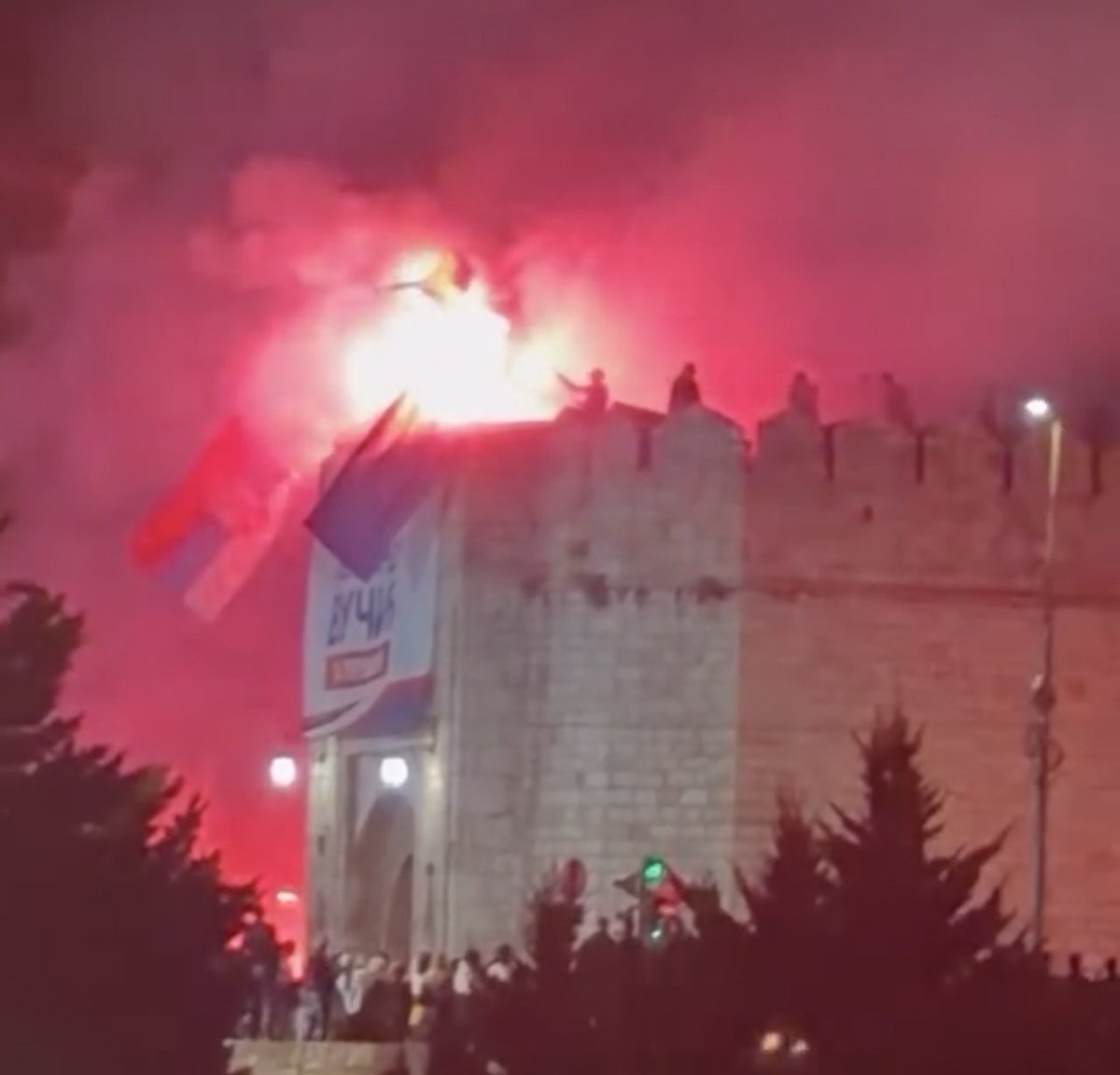 ljubicajocicc's tweet photo. Niški Tvrđavu zapalili. 

I kamen bi pokvarili. https://t.co/RtMmmi0r1m