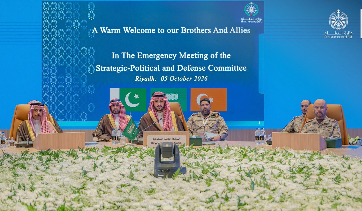 Riyadhnews2030's tweet photo. بيان مشترك صادر عن الاجتماع الطارئ للجنة الإستراتيجية السياسية والدفاعية لحلف مكة الدفاعي

عقدت المملكة العربية السعودية وجمهورية باكستان الإسلامية والجمهورية التركية في الرياض، اليوم، اجتماعًا طارئًا للجنة الإستراتيجية السياسية والدفاعية لحلف مكة الدفاعي، لبحث التطورات الأمنية والتهديدات التي تواجه المملكة العربية السعودية.
 
وفي إطار البناء المؤسسي لحلف مكة الدفاعي، قررت اللجنة تعيين معالي الفريق المتقاعد نعمان محمود، من جمهورية باكستان الإسلامية، كأول أمين عام ولمدة ثلاث سنوات.

ورحبت الدول الأطراف بمعاليه، متمنية له التوفيق والنجاح في أداء مهامه، ومعربة عن ثقتها في إسهامه في تطوير الحلف وتحقيق أهدافه.
 
وأدانت الدول الأطراف بأشد العبارات محاولة استهداف مكة المكرمة والمدينة المنورة، واستمرار الهجمات التي تستهدف المدن والمنشآت المدنية والاقتصادية في المملكة، مؤكدة رفضها القاطع لأي اعتداء أو تهديد لأمن المملكة وسلامة أراضيها.
 
وأشادت جمهورية باكستان الإسلامية والجمهورية التركية بيقظة وجاهزية القوات المسلحة السعودية، وبالأداء الاحترافي والكفاءة العالية التي أظهرتها في التصدي للتهديدات والاعتداءات التي تواجه المملكة، وحماية أمنها وسلامة أراضيها.
 
واستعرضت اللجنة نتائج المشاورات السياسية والعسكرية التي سبقت الاجتماع، ووافقت على التوصيات المرفوعة إليها، مؤكدة أن حلف مكة الدفاعي يجسد التزامًا راسخًا بالدفاع المشترك، وموقفًا موحدًا في مواجهة التهديدات.
 
وقررت اللجنة الانتقال الفوري إلى التنفيذ العملي لالتزامات الدفاع المشترك، واتخاذ الإجراءات اللازمة لتوفير القوات والقدرات العسكرية المتفق عليها وسرعة نشرها في المملكة، وفق الترتيبات المعتمدة والتشريعات الوطنية للدول الأطراف، بما يعزز الجاهزية والتكامل العسكري والقدرة الجماعية على مواجهة التهديدات والتصدي لها.
 
وأكدت الدول الأطراف أن أمن كل دولة طرف هو جزء لا يتجزأ من الأمن الجماعي للدول الثلاث، وأن ترجمة اتفاقية مكة للدفاع المشترك إلى إجراءات عملية يجسد مصداقية الالتزام بالدفاع المشترك، ويعزز فاعلية الردع، ويؤكد وحدة الدول الثلاث وعزمها على الدفاع عن أمنها وسيادتها وسلامة أراضيها، وفقًا لأحكام الاتفاقية.