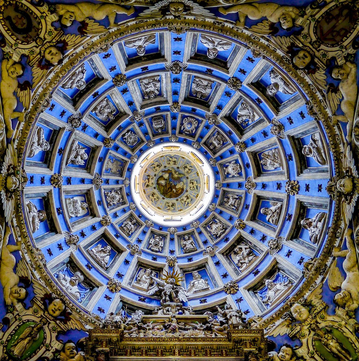 strategywoman's tweet photo. This is the dome of the Boim Chapel (1609-1615) in Lviv.
It was a burial chapel for the wealthy Boim family.

At today’s lecture, I saw this dome again.
Next time I’m in Lviv, I’ll go inside the chapel and show you. As promised earlier.

Gorgeous. https://t.co/94iSHoCH3D