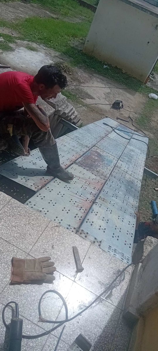 VasquezOma23916's tweet photo. El IPI José Maceo grajales en conjunto a la unidad prosupuestada IPVCE se le da cumplimento a la construcción de la Ranfla para el acceso de estudiantes impedidos físicos a sus aulas en el marco del 45 aniversario del complejo Vocacional. 
@Rafaelvt95 https://t.co/i0iBDyw2u2