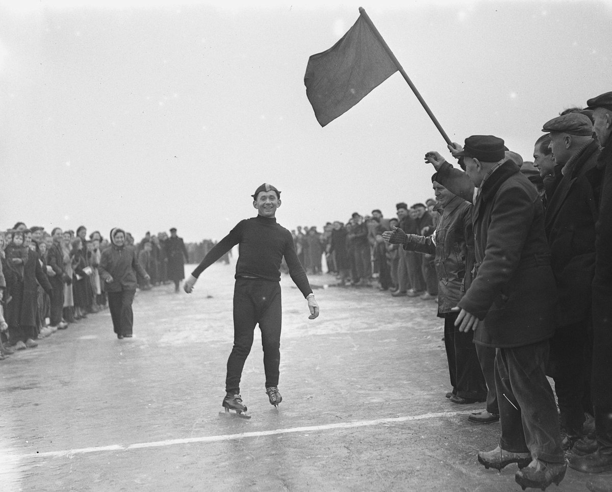 jRRT's tweet photo. Op 5 oktober 2001 overleed schaatser Egbert van ’t Oever, Nederlands kampioen van 1954. Hij was coach van Yvonne van Gennip, Marianne Timmer en Hilbert van der Duim. Op zijn 25e sterfdag staan nog steeds 17 baanrecords op zijn naam.

Mijn verhaal staat op https://t.co/IbqnzD0W4z https://t.co/W0ojuIE4Xz
