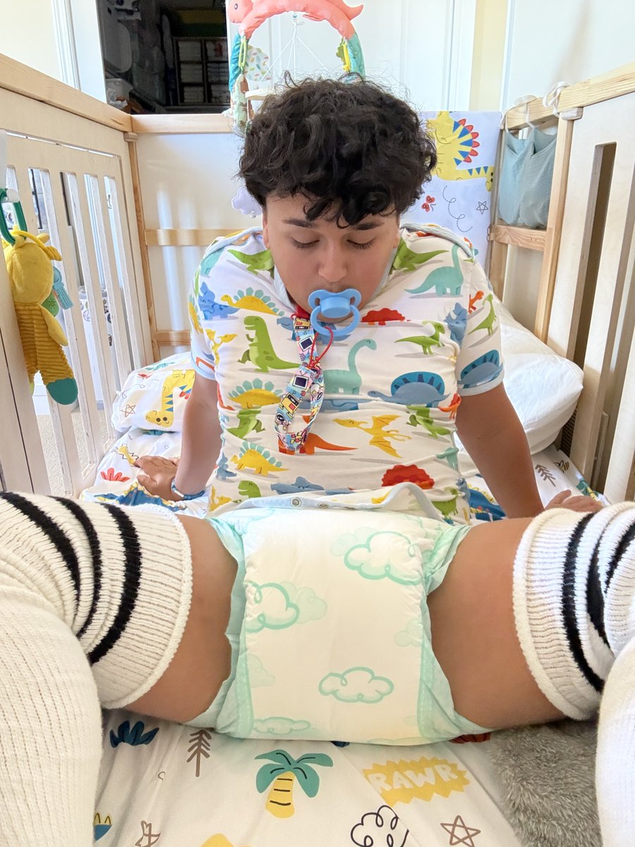 LittleLuca38804's tweet photo. Such a dumb little crib baby now 😖 I feel like I’m slowly forgetting everything about being an adult… my pampers are getting heavier and my brain is getting babier 😵‍💫

#abdl #diaperboy #diapers #pamps https://t.co/7pnBKYlRoq