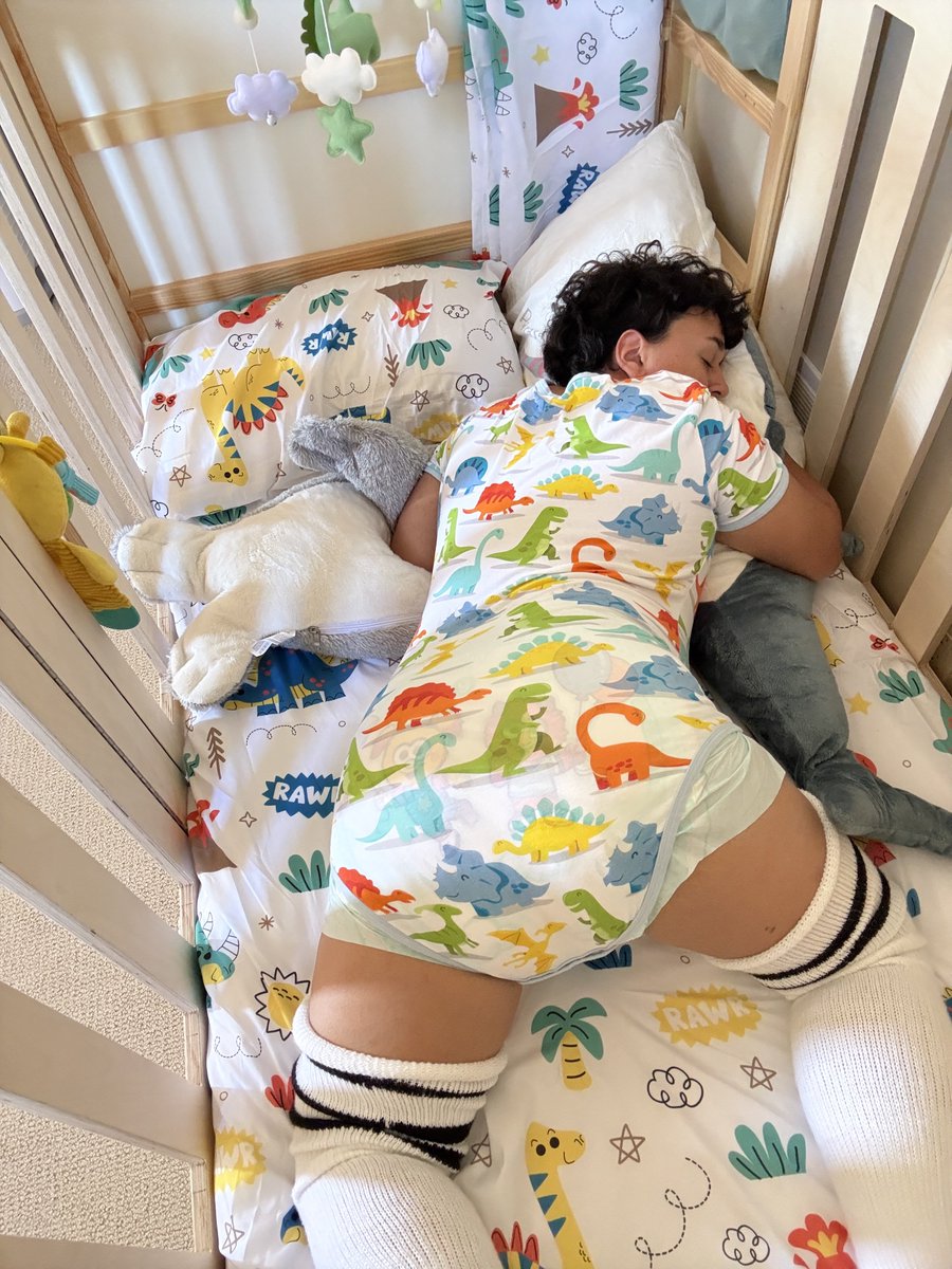 LittleLuca38804's tweet photo. Such a dumb little crib baby now 😖 I feel like I’m slowly forgetting everything about being an adult… my pampers are getting heavier and my brain is getting babier 😵‍💫

#abdl #diaperboy #diapers #pamps https://t.co/7pnBKYlRoq