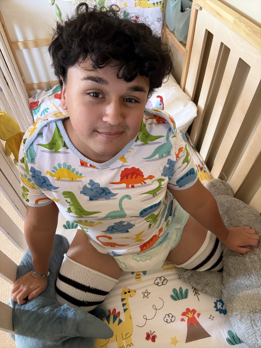LittleLuca38804's tweet photo. Such a dumb little crib baby now 😖 I feel like I’m slowly forgetting everything about being an adult… my pampers are getting heavier and my brain is getting babier 😵‍💫

#abdl #diaperboy #diapers #pamps https://t.co/7pnBKYlRoq