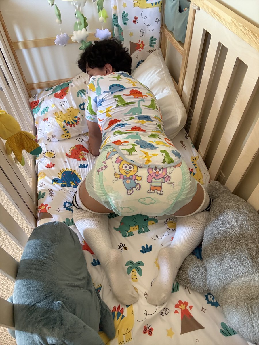 LittleLuca38804's tweet photo. Such a dumb little crib baby now 😖 I feel like I’m slowly forgetting everything about being an adult… my pampers are getting heavier and my brain is getting babier 😵‍💫

#abdl #diaperboy #diapers #pamps https://t.co/7pnBKYlRoq