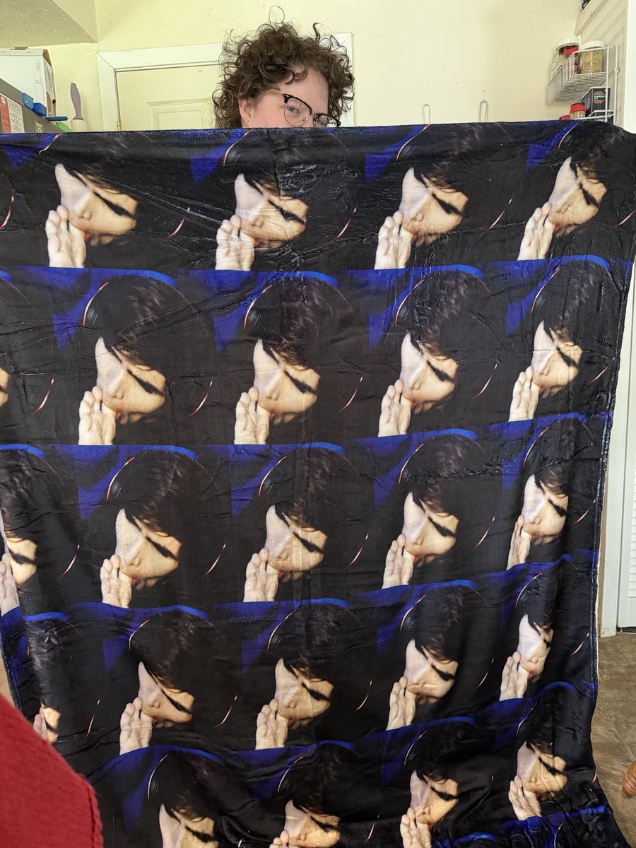 vampyrlvrs's tweet photo. my hair looks TRAGIC but happy birthday to me i got the toe blanket 🔥🔥 

thank u @deefizzy https://t.co/EUmuyD1gFL