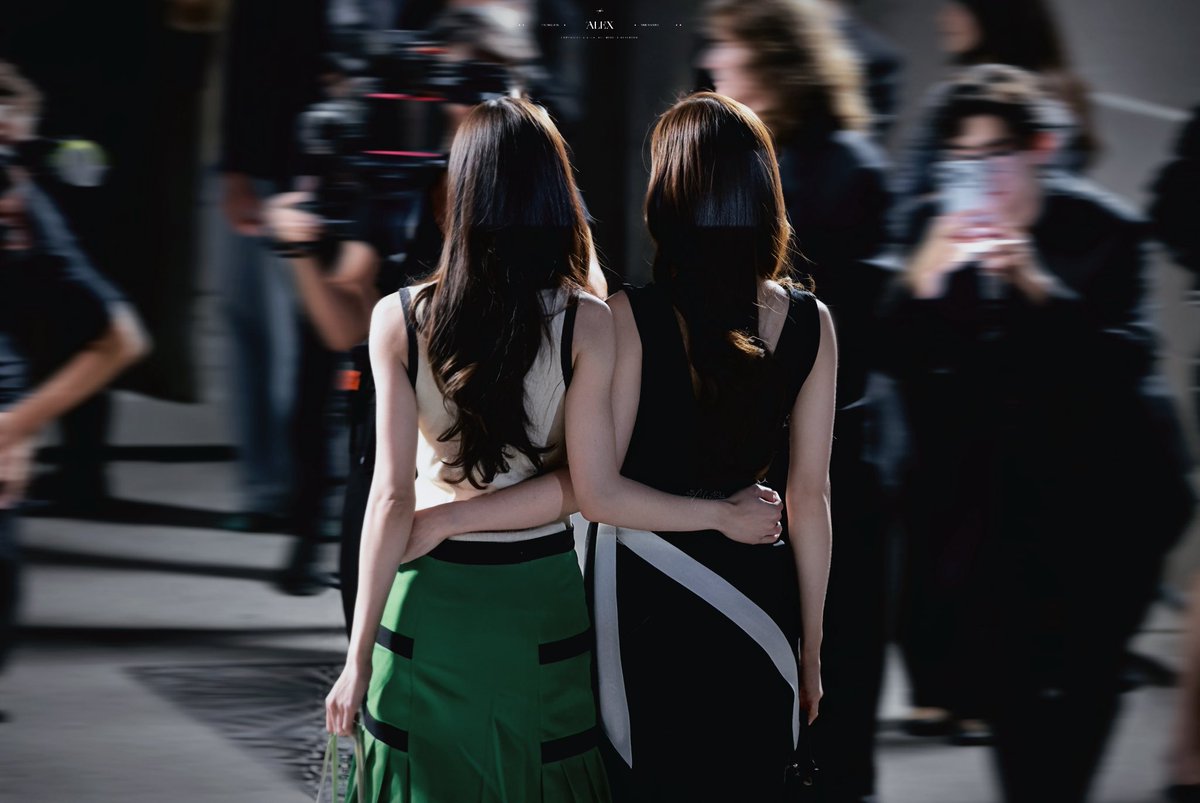 Alexxxx0311's tweet photo. Couple in Paris🇫🇷

#CHANELSS27xLenaMiu
#LalinaLena #MiuNatsha
#CHANELSpringSummer 
#CHANEL #PFW @CHANEL https://t.co/ZHLyr6t9BP