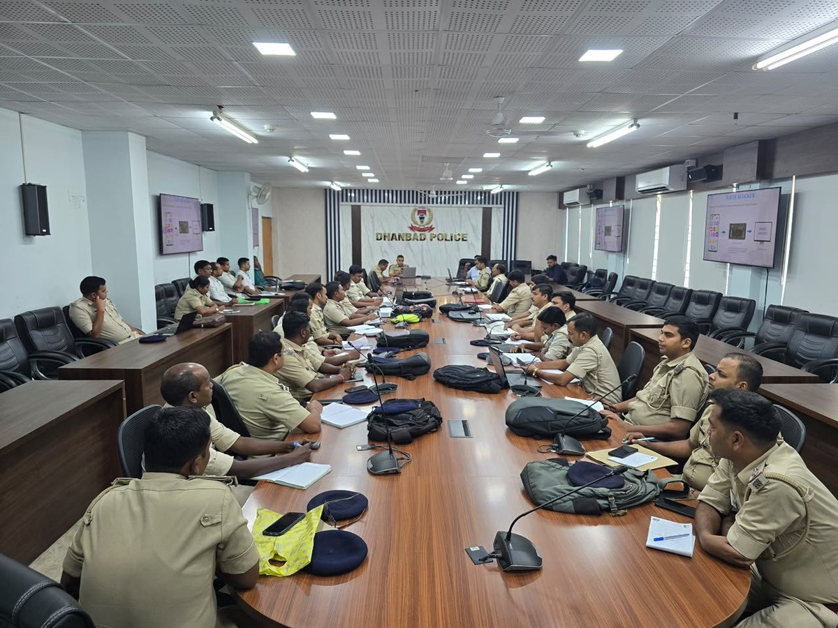 dhanbadpolice's tweet photo. पुलिस सभागार में प्रशिक्षण के चौथे सत्र में पुलिस अधिकारियों व अनुसंधानकर्ताओं को मोबाइल डिजिटल साक्ष्यों की पहचान, संरक्षण, अधिग्रहण एवं वैज्ञानिक विश्लेषण की जानकारी दी गई।

Android/iOS, WhatsApp व सोशल मीडिया डेटा के फॉरेंसिक महत्व पर भी व्यावहारिक प्रशिक्षण दिया गया। https://t.co/ufAqaNcSKk