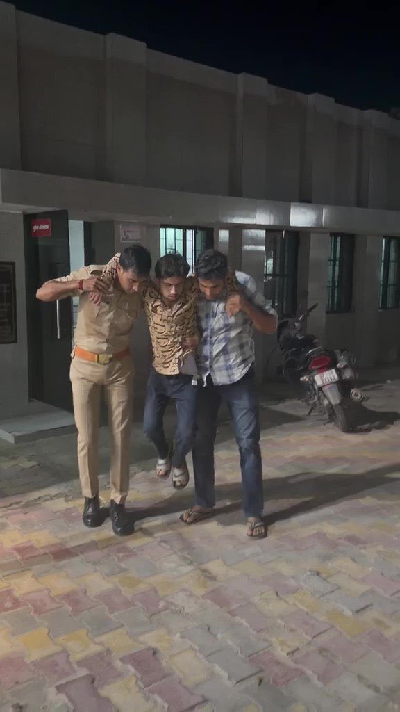 MeghUpdates's tweet photo. Mohd Armaan was harassing a girl while she was returning from school. As seen in the video, he allegedly grabbed her, forcibly tried to take her away, and then assaulted her. Police subsequently registered a case in connection with the incident.

Later, Armaan was seen being carried by police officers, reportedly after a brass capsule was inserted into his leg.