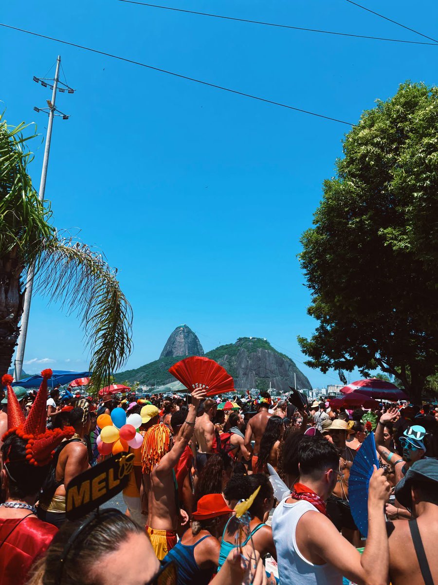 stagepopbr's tweet photo. Flávio Bolsonaro defende restrições ao Carnaval de rua no Rio de Janeiro, com propostas que atingem diretamente blocos, baterias e festas realizadas nas ruas.

A medida pode prejudicar ambulantes, comerciantes e trabalhadores que dependem da movimentação gerada pela folia para garantir renda durante o Carnaval.

Além de ser uma das principais festas do país, o Carnaval movimenta uma extensa cadeia de empregos temporários e atividades comerciais. Em 2026, a CNC estimou que a folia geraria 39,2 mil vagas temporárias no país.