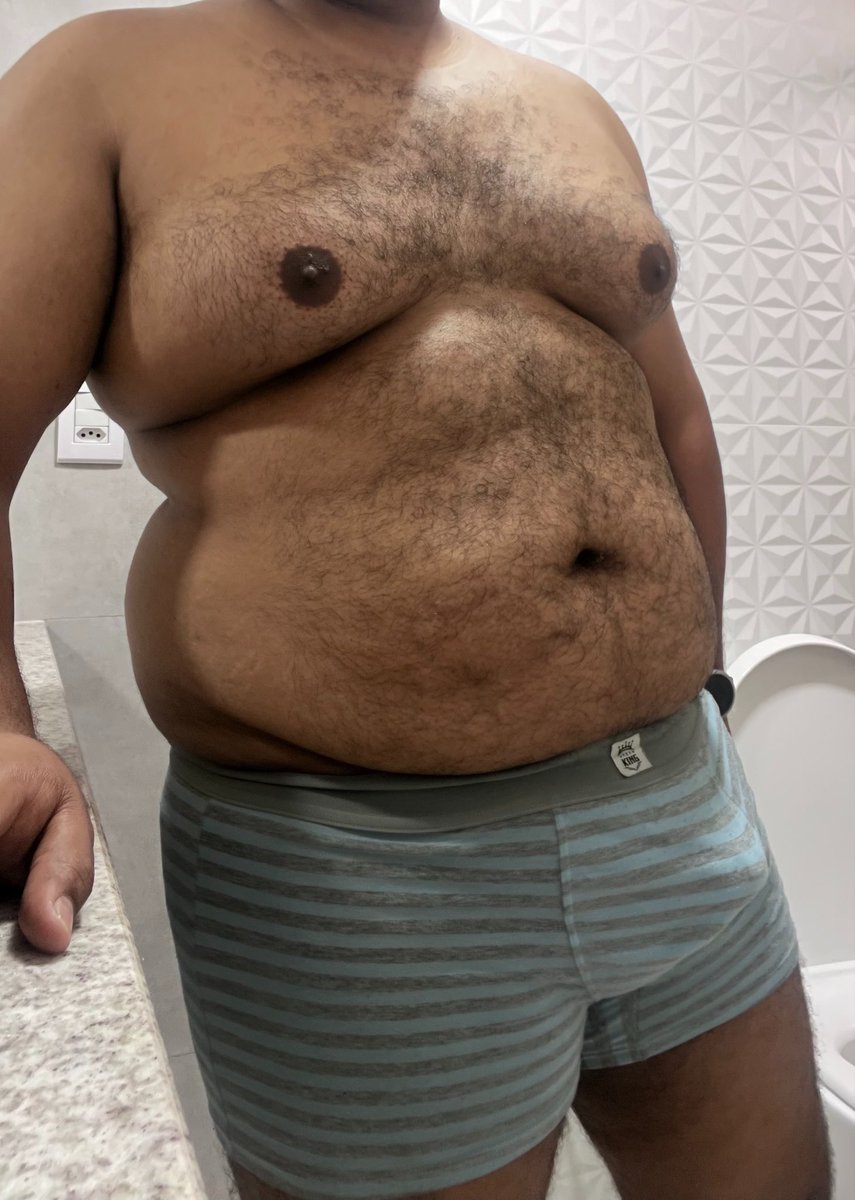 Rlagosbear's tweet photo. Peitos não me faltam.... E nem barriga 🥵 https://t.co/yRquwTb0pI