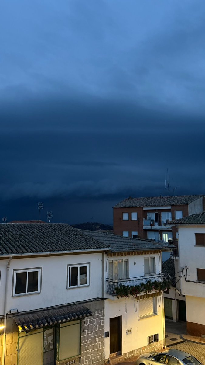 Meteoavila2's tweet photo. 😲⚠️ ¡Vaya Tormenton! Situación muy adversa en las próximas horas en la provincia de #Ávila.

Imágenes grabadas desde Cebreros donde se ve está imponente nube en forma de arco y con bastante aparato eléctrico. https://t.co/FWh2vMwd0c
