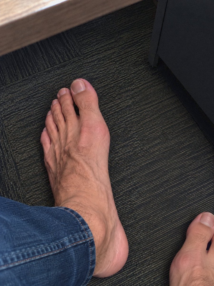 hartsnathan's tweet photo. calor no trabalho... #feet #malefeet https://t.co/SwR2GcsDDx