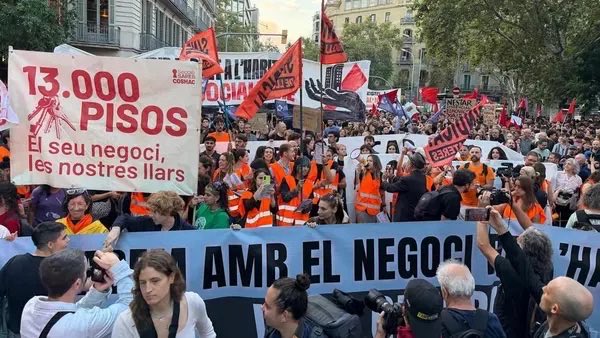 jordisalvia's tweet photo. Massiva mobilització a #Barcelona pel dret a l'habitatge i contra l'especulació i el rentisme. El moviment per l'habitatge s'encamina cap a la vaga general. https://t.co/Mf6hZhb4fp