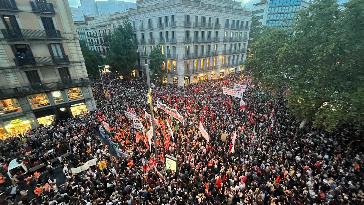jordisalvia's tweet photo. Massiva mobilització a #Barcelona pel dret a l'habitatge i contra l'especulació i el rentisme. El moviment per l'habitatge s'encamina cap a la vaga general. https://t.co/Mf6hZhb4fp