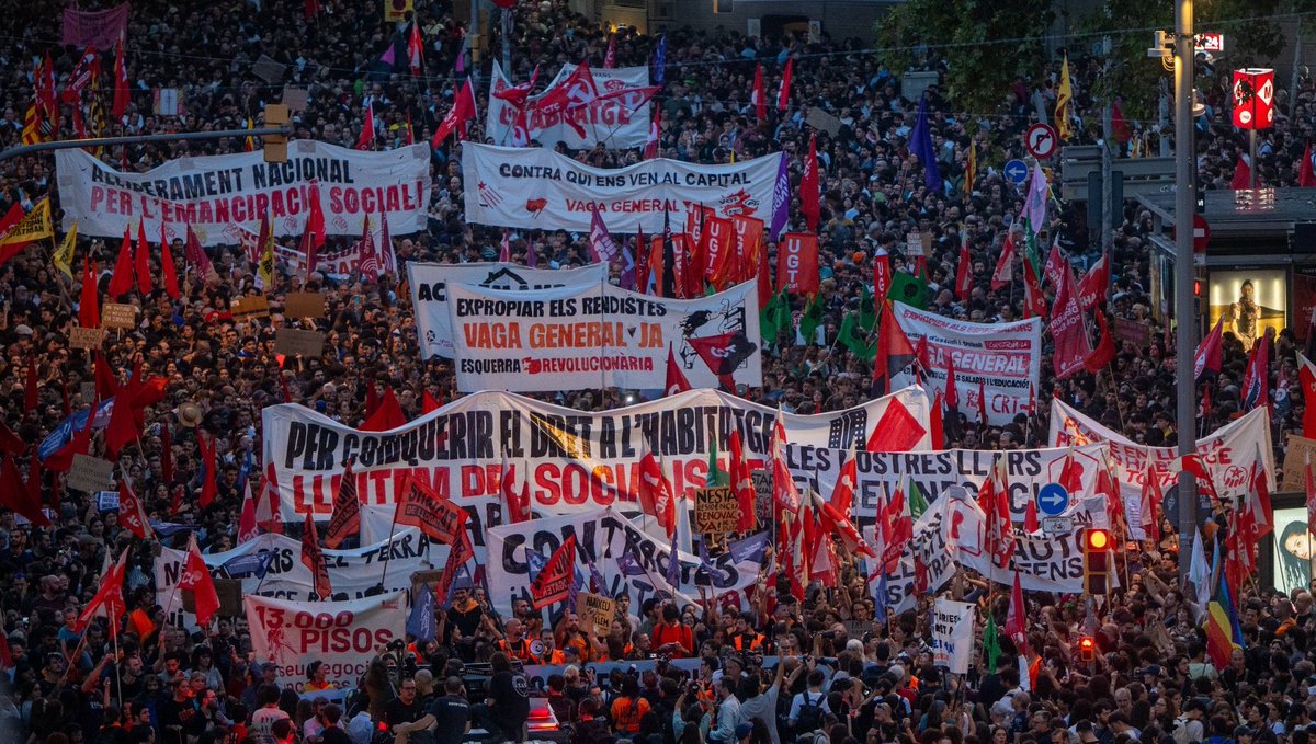 jordisalvia's tweet photo. Massiva mobilització a #Barcelona pel dret a l'habitatge i contra l'especulació i el rentisme. El moviment per l'habitatge s'encamina cap a la vaga general. https://t.co/Mf6hZhb4fp