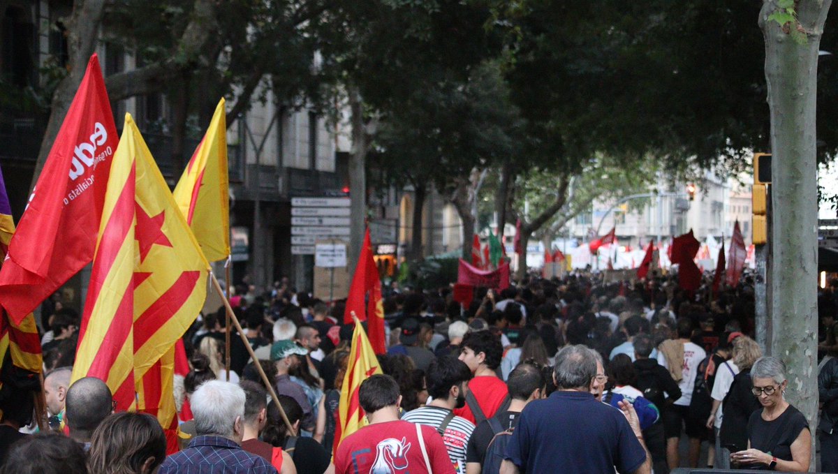 jordisalvia's tweet photo. Massiva mobilització a #Barcelona pel dret a l'habitatge i contra l'especulació i el rentisme. El moviment per l'habitatge s'encamina cap a la vaga general. https://t.co/Mf6hZhb4fp