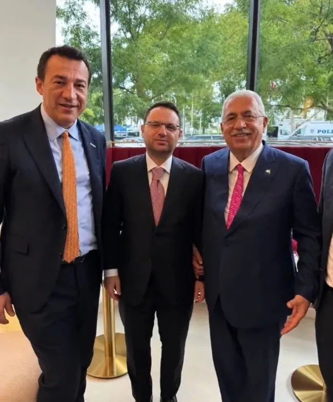 ahmetsahmets's tweet photo. Geçen hafta NewYork’taki BM toplantısı sırasında çekilen bu fotoğrafta, solda Akın Gürlek’in yanında duran kişi fon soygunu soruşturmasında hakkında yakalama kararı bulunan Bilal Çalışkan. https://t.co/nJ5PF5FVf2
