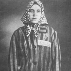 deleslletres's tweet photo. Neus Català, supervivent del camp nazi de Ravensbrück, va néixer als Guiamets (Priorat) el 6 d'octubre de 1915.
Medalla d'Or de la Generalitat i Grande Vermeille de París on hi té un passeig al seu nom.
El 1r d'octubre de 2017, amb gairebé 102 anys, continuava al peu del canó. https://t.co/udXCob5TBx