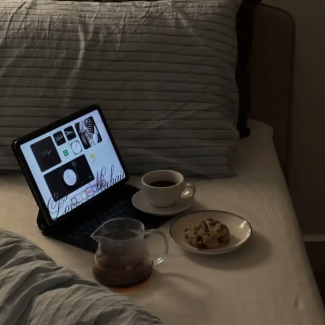 juhenbastos's tweet photo. Tuesday night checklist
iPad on, coffee in hand, cookies on the plate. Aesthetic complete. https://t.co/iDlPPEB14J