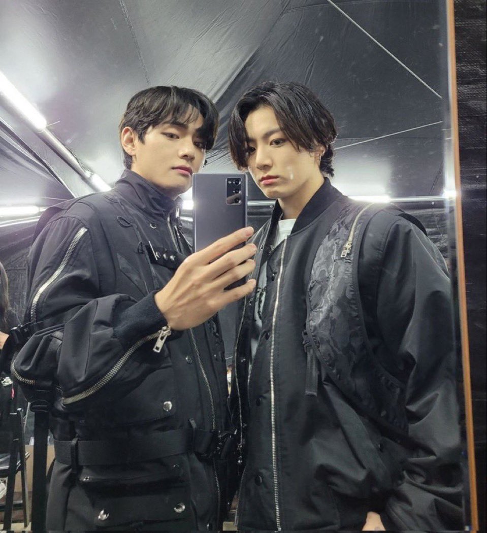 kkuktaes's tweet photo. file classified as iconic taekook mirror selcas 📁 https://t.co/Y0XlEaM7sK