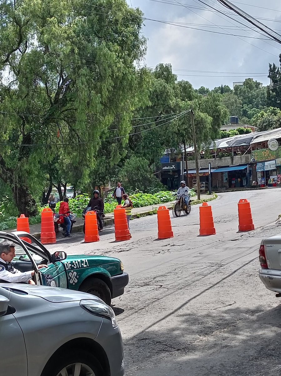 Xochilover's tweet photo. Cierre de carretera al pueblo de Santa Cecilia, tomen sus precauciones ⚠️ https://t.co/WnYbOigyQ0