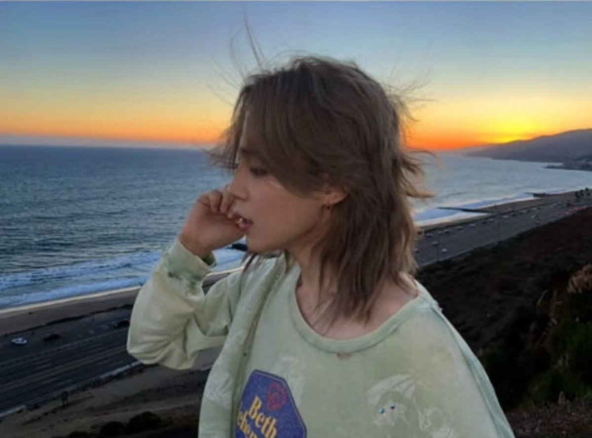 poetejk's tweet photo. e no meio da tarde de uma segunda-feira o jimin simplesmente apareceu e postou AS FOTOS MAIS LINDAS DA HISTÓRIA https://t.co/8WmSUrkvCk