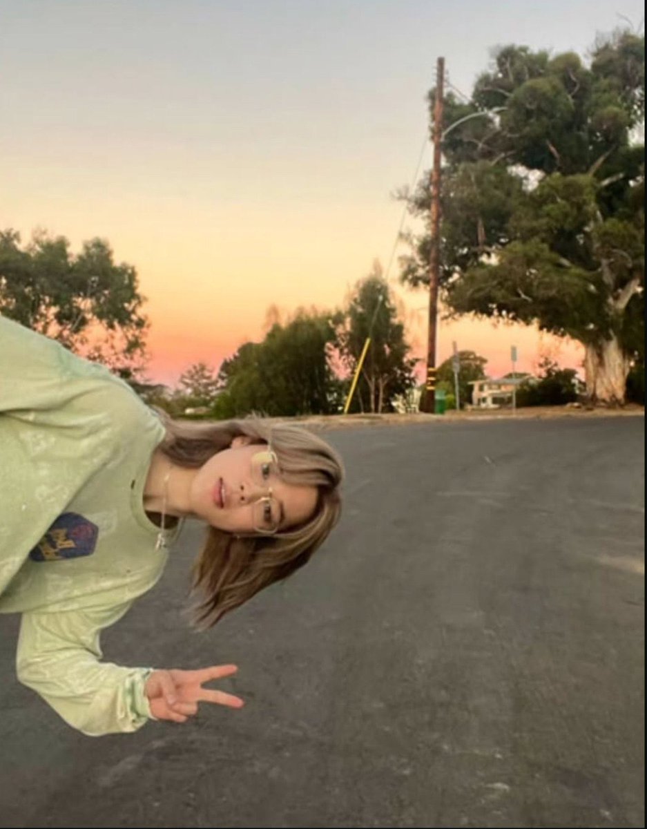 poetejk's tweet photo. e no meio da tarde de uma segunda-feira o jimin simplesmente apareceu e postou AS FOTOS MAIS LINDAS DA HISTÓRIA https://t.co/8WmSUrkvCk