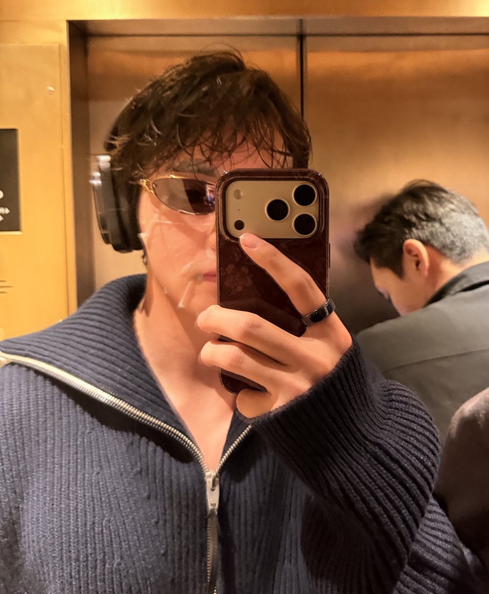 minnuvie's tweet photo. DIOSS MIO TAEHYUNG EN WEVERSE Y FOTO TAEKOOK, ESO SIGNIFICA QUE SIGUEN EN BOGOTÁ??? https://t.co/mfJQXN2kD5