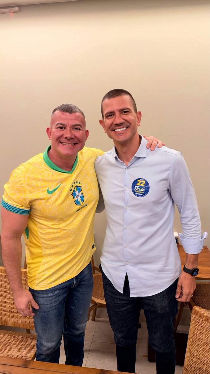 AlanLopesRio's tweet photo. Junto com nosso governador, alinhando as fileiras do exército que já está nas ruas para fazer a votação mais expressiva da história do Rio de Janeiro para Flávio Bolsonaro! https://t.co/5WdolAktb1