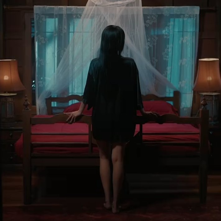 filmysaint's tweet photo. I've been laughing at this for a good minute. Peem's horny and impatient ass really just climbed over the bed frame instead of going around it. I NEED to see the bts of this hhjsffjjkkk

KHOM KHLANG SPECIAL EP5
#ข่มขลังตอนที่5 https://t.co/N2bFHwoteL