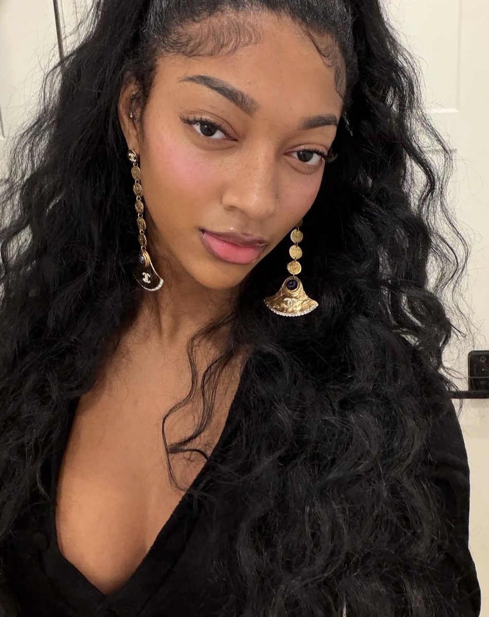 e__gsa's tweet photo. she really ate this look 😍 https://t.co/6qAaJ7Fp7O