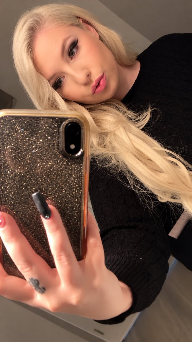 AmberAllure__'s tweet photo. Is it officially #spookyseason? 🥰🖤✨

#FallVibes #BlackVibes #Model #Blonde #European #Fall #BlackClothes #PNW #Denver https://t.co/MyI3rCyFfW