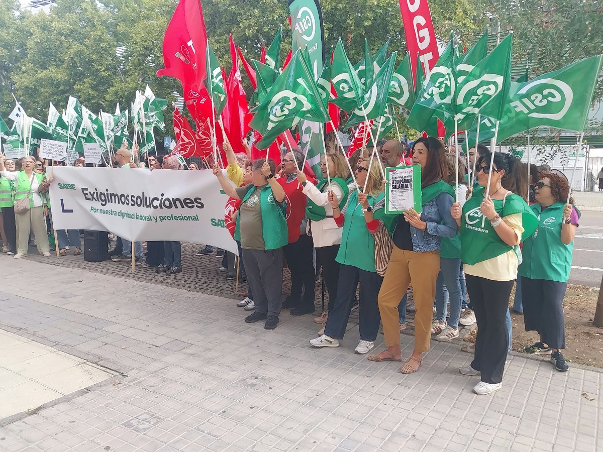 CSIFExtremadura's tweet photo. #EquiparaciónSindical
Los delegados de @csifsanext , a las puertas del SES este lunes en unidad sindical para exigir a la Junta de Extremadura la mejora de las condiciones retributivas y conseguir la equiparación salarial en el ámbito sanitario con respecto a la media de CCAA https://t.co/ZcoPL5GeWC