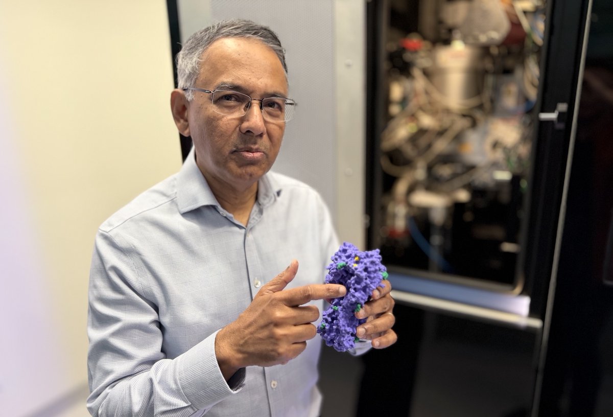 ScienceVancity's tweet photo. Dr. Sriram Subramaniam's lab at @UBC analyzed Canada’s first human bird flu case and found two mutations that, surprisingly, weakened the virus’s ability to bind to human cells. 🪶

Learn how they're using #GeneticSurveillance for pandemic preparedness: https://t.co/n2xhVBj5ED https://t.co/4GTsx40mrG