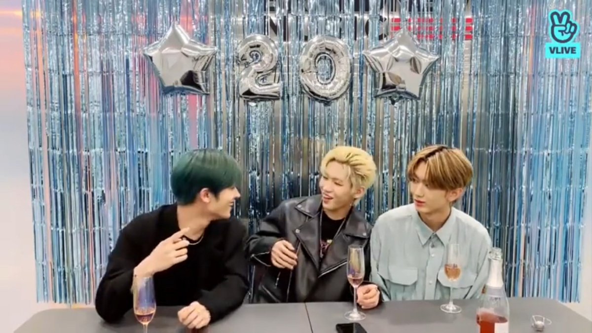 pumpursneakers's tweet photo. ??? r u okay 파란 머리 guy..? i didn't remember he was that bold back then, wdym he's teasing dey and wanna kiss him wkwk https://t.co/l9tnBisJJw