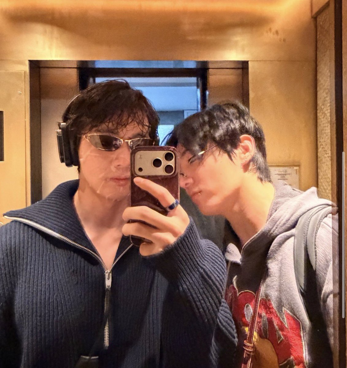 pjmIesviu's tweet photo. LA FOTO QUE PUBLICÓ TAEHYUNG JUNTO A JUNGKOOK, LAS CARAS DE AMBOS, esto es un sueño 😭 https://t.co/nAFbOQdaxZ