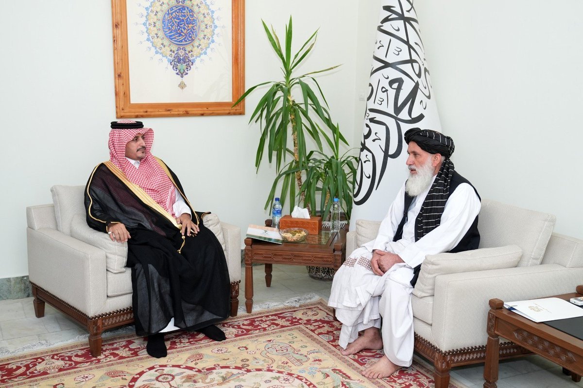 hlmndy96263's tweet photo. د ریاست‌الوزراء د دفتر عمومي رئیس، ډاکټر ملا عبدالواسع، په ارګ کې د افغانستان لپاره د سعودي عربستان له سفیر فیصل بن طلق البقمي سره وکتل. په دې لیدنه کې د وروستیو زلزله‌ځپلو افغانانو لپاره د سعودي عربستان د مرستو قدردونه وشوه او د دواړو هېوادونو ترمنځ د دوستانه اړیکو، 
٢/١ https://t.co/e6K9gVtgpF