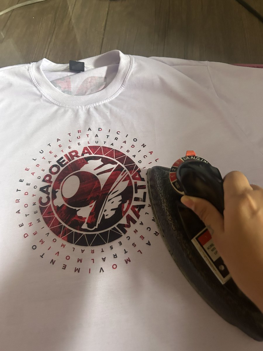 vingativa_gyn's tweet photo. Odeio passar uniforme, mas tão bom sentir o amaciante quando sobe a fumacinha https://t.co/weO7VwXyjY