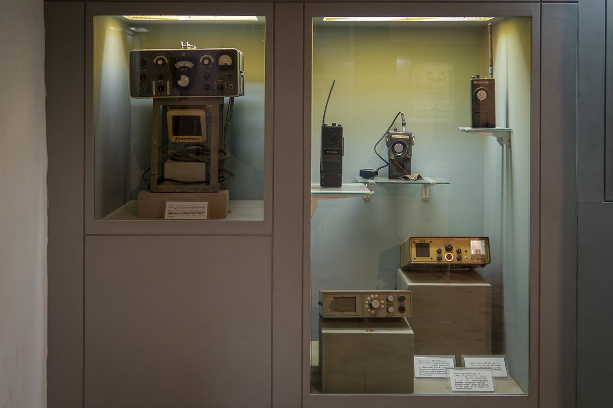 ajmanmuseums's tweet photo. مجموعة من أجهزة الاتصال التي استخدمتها شرطة عجمان خلال العقود الأخيرة من القرن الماضي، شاهدة على تطور وسائل الاتصال والعمل الشرطي في الإمارة.

اكتشفوا هذه الأجهزة والمزيد من المقتنيات النادرة التي تحفظ جانباً من ذاكرة عجمان في متحف عجمان. https://t.co/3bJBtbhAz4