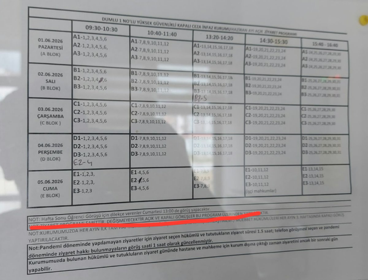omerhakseven3's tweet photo. Alparslan Kuytul Hoca’nın bu Perşembe günü açık görüşü var. Çocukların Adana’dan Erzurum’a gidiş gelişi 20 saatten fazla sürdüğü için iki gün okula gidemiyorlar. Bundan dolayı görüşün hafta sonuna alınması için cezaevine dilekçe verdi, talebi kabul edilmedi. İnfaz hakimliğine itirazda bulunmuştuk, bugün itirazımız da reddedildi.

Alparslan Hoca’nın Samsun Çarşamba cezaevinde tutuklu olan eşi Semra Kuytul’un da görüş günü Cuma günü. Aynı şekilde o da çocukların okulundan dolayı görüş gününün hafta sonuna alınmasını talep etmişti, onun da talebi reddedildi.

Bu durumda okulu olan 4 çocuk annelerini görmek için 1 gün, babalarını görmek için 2 gün okullarından mahrum kalıyorlar. Ayda 3 gün, bir eğitim yılında da toplam 27 gün okula gidememiş olacaklar.

Dumlu cezaevinin ret kararında Alparslan Hoca’nın kamuoyunda tanınan bir insan olması, Türkiye’nin çeşitli illerinde eylemlerin yapıldığı, cezaevinin önünde de toplanma olduğundan ötürü güvenlik gerekçesiyle talebin kabul edilmediği yer alıyor. 

Çocukların anne babalarının tanınmış olmasının sonucu çocuklara yüklenemez. Kaldı ki cezaevi önünde yapılan toplantıdan jandarma ve emniyet sorumludur. Cezaevi, kurumun içinin güvenliğini sağlar. Böyle bir gerekçe asla kabul edilemez.

Bu konuyla ilgili Anayasa Mahkemesi’nin verdiği birçok hak ihlali kararı var. Bu kadar açık bir konuda nasıl böyle hukuksuz bir karar verilebiliyor? Çocuklar ya okula gidemeyecek ya da anne-babalarını göremeyecekler.

Cezaevinin panosunda aşağıdaki görselde yer alan duyuruda öğrenci belgeleri sunulduğunda görüş gününün hafta sonuna alınacağı yazıyor. Madem cezaevinin böyle bir uygulaması var o halde neden 4 çocuğu okula giden Alparslan Hoca’nın talebi kabul edilmiyor?

Biz haklarının yerine getirilmesini talep ettiğimizde “size özel muamele yapmıyoruz” deniliyor. Fakat yapılanlara bakıldığında Alparslan Hoca’ya olumsuz yönde özel muamele yapıldığı ortadadır.

Kısacası kendisinin de eşinin de haksız yere tutuklanması, Erzurum'a ve Samsun'a sürgün edilmeleri yetmediği gibi cezaevi şartları da zorlaştırılıyor. Çocuklarına da ayrı cezalandırma yapılıyor. Bu haksız muamele derhal son bulmalı. 

#FurkanaSistematikZulüm
Cocuklar OkulundanOlmasın
AlparslanHoca AilesineZulüm