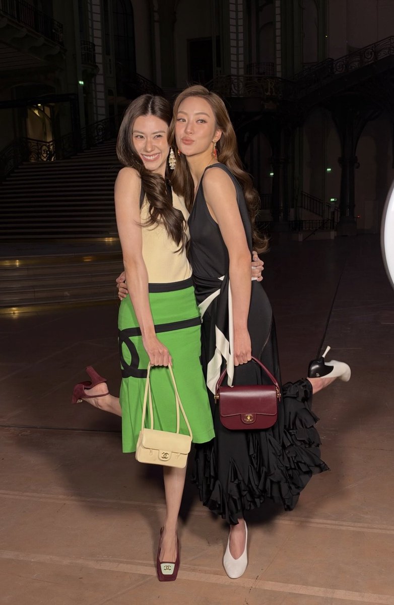 mlformiulena's tweet photo. OHHH THEIR HANDS AROUND EACH OTHER’S WAISTS

#CHANELSS27xLenaMiu
#LalinaLena @lena__lorena 
#MiuNatsha @miunatshaa 
#CHANELSpringSummer 
#CHANEL #PFW @CHANEL https://t.co/4q5F28viO6