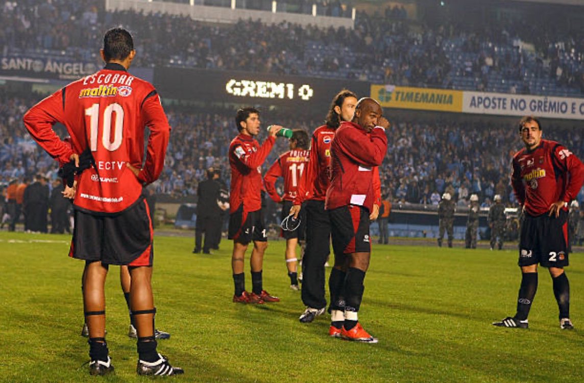 Caraquismo's tweet photo. 17 años de este momento. 17 años de cuando el Caracas Fc casi hace historia, pasando a semifinales de la Copa Libertadores en Porto Alegre, eliminando a un gigante. 17 años de esa dura noche, de irse a dormir sabiendo que si Castellín dejaba cabecear a Barone, esa jugada era gol. https://t.co/cb64B9UBqx