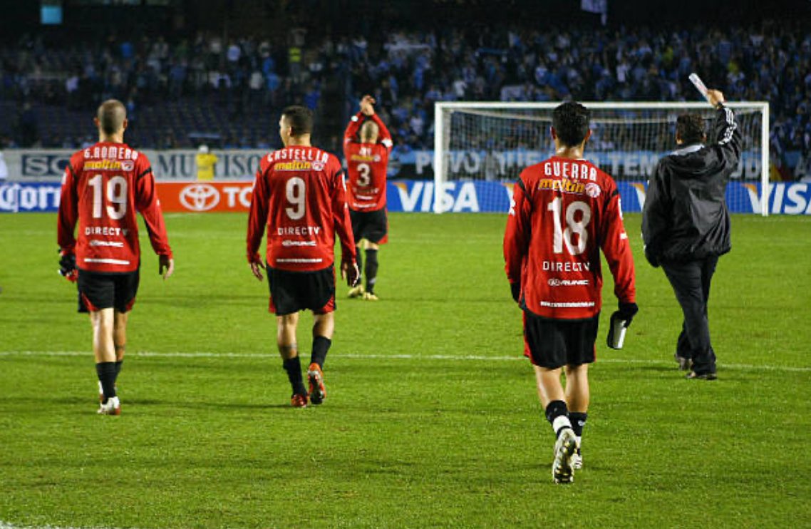 Caraquismo's tweet photo. 17 años de este momento. 17 años de cuando el Caracas Fc casi hace historia, pasando a semifinales de la Copa Libertadores en Porto Alegre, eliminando a un gigante. 17 años de esa dura noche, de irse a dormir sabiendo que si Castellín dejaba cabecear a Barone, esa jugada era gol. https://t.co/cb64B9UBqx