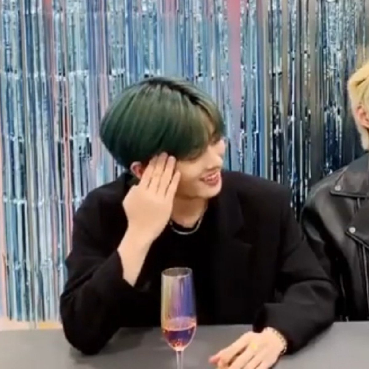 pumpursneakers's tweet photo. yg diminum itu sparkling soda ya, bikin tipsy juga kagak tapi banyak tingkah bgt ni 파란 머리 비주얼 guy https://t.co/sbVZhxQLlG
