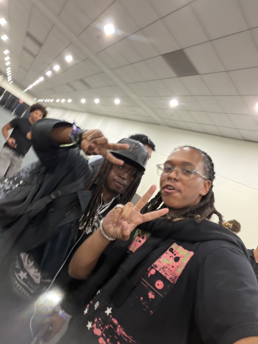 daily13deg's tweet photo. Thirteendegrees with a fan at ComplexCon 📸🔥 https://t.co/65le5bQcC8