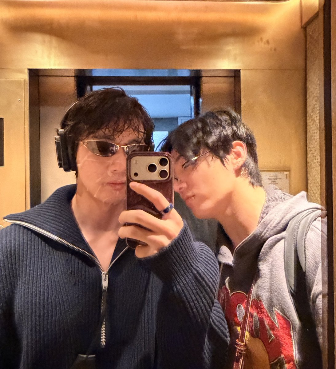 Kvdarlings's tweet photo. OMFG IS THIS THE SAME JACKET https://t.co/QlVcMSlPXP