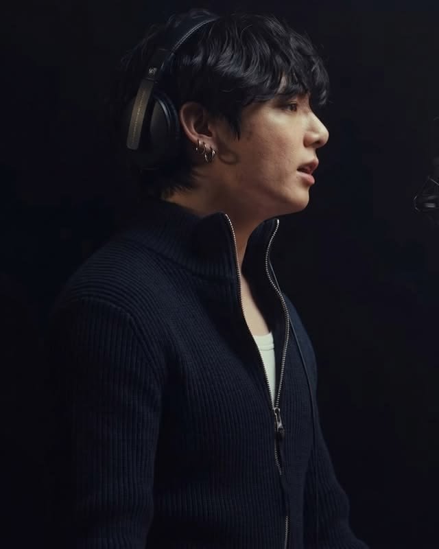 Kvdarlings's tweet photo. OMFG IS THIS THE SAME JACKET https://t.co/QlVcMSlPXP