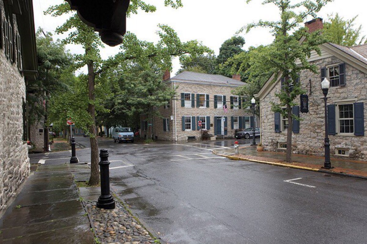 HistoryCalendar's tweet photo. The Four Corners in Kingston, NY is the only intersection in the United States in which all four structures date before the American Revolution. 

The oldest, the Jansen House, was built between 1663 and 1667 when the region was part of the New Netherlands colony. https://t.co/bKtx3sU1cx